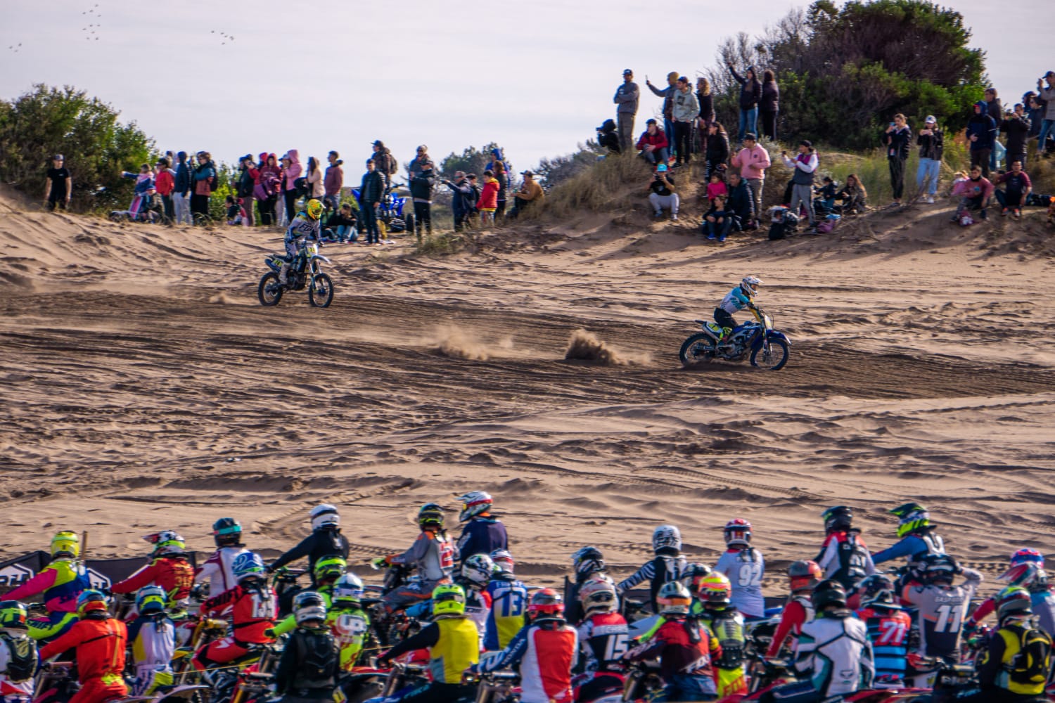 Carrera a de motos clandestina en zona de dunas de Costa Bonita.